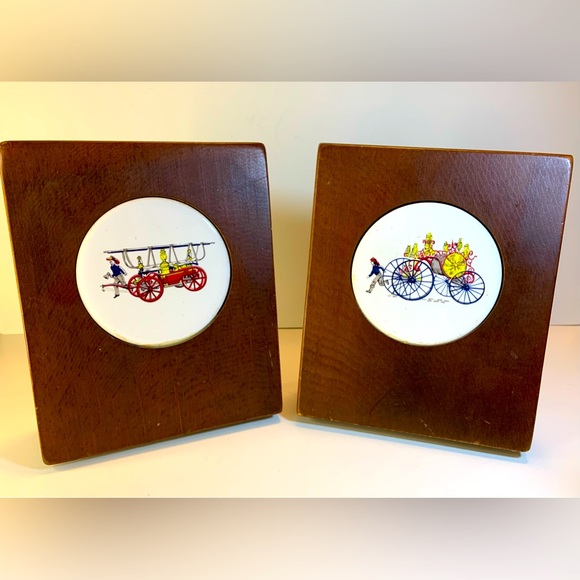 Set Of 2 The Colonial Peddler Firefighter & Horse Drawn Engines Wooden Bookends - Picture 1 of 13